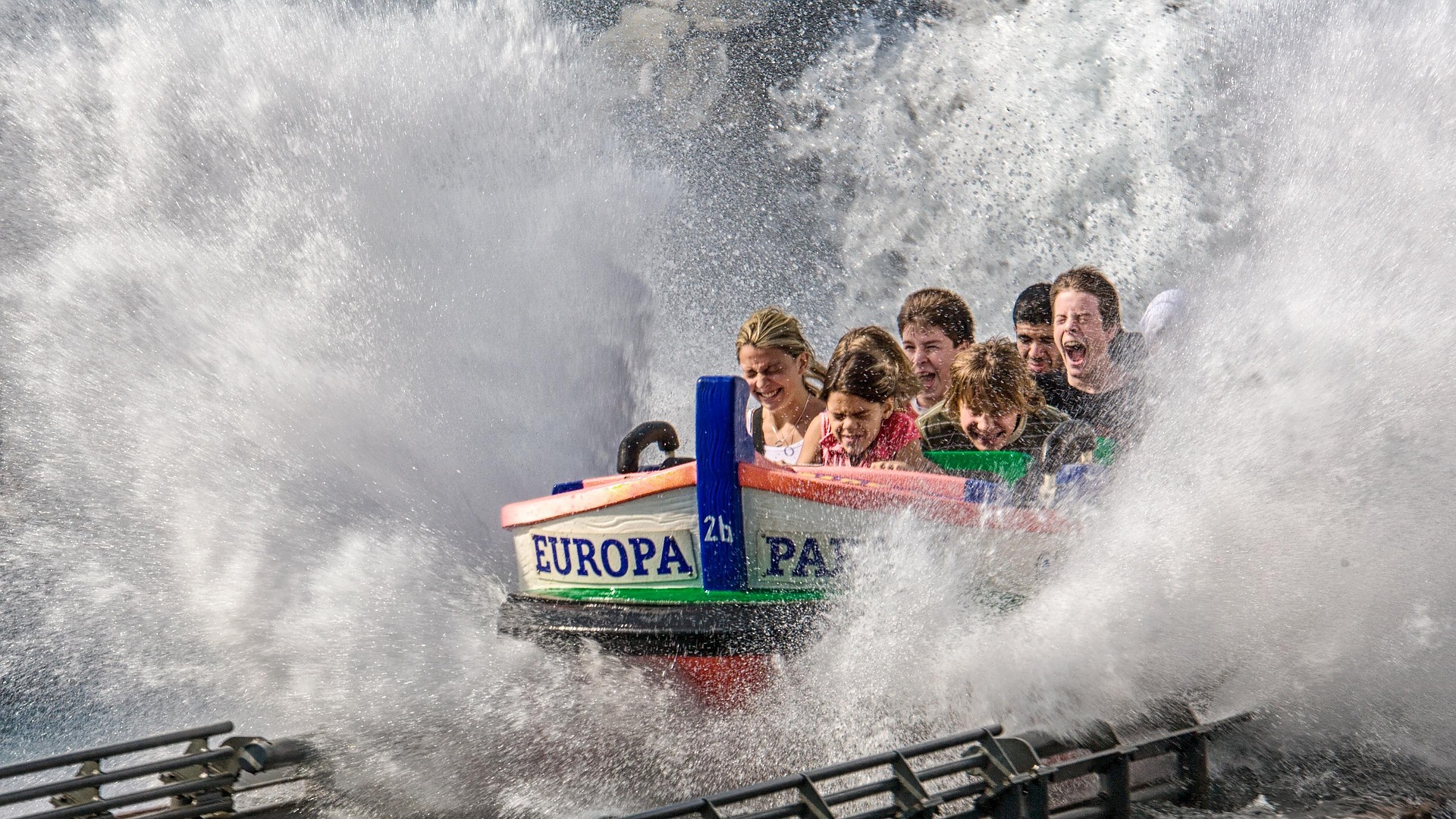 Bootje met veel waterspetters in Europa-park