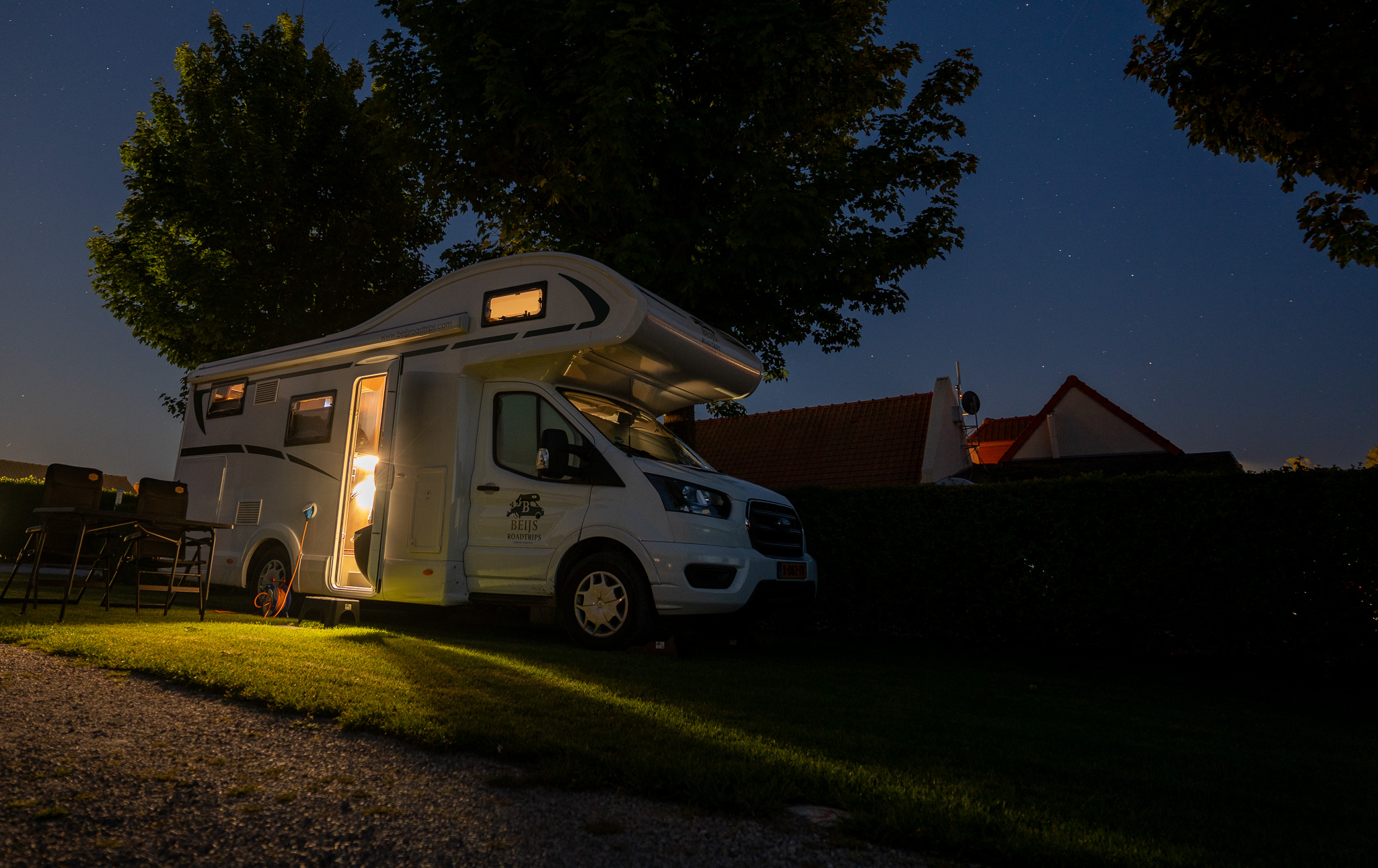 Een camper in de avondschemer, sfeervol tijdens de winterverhuur