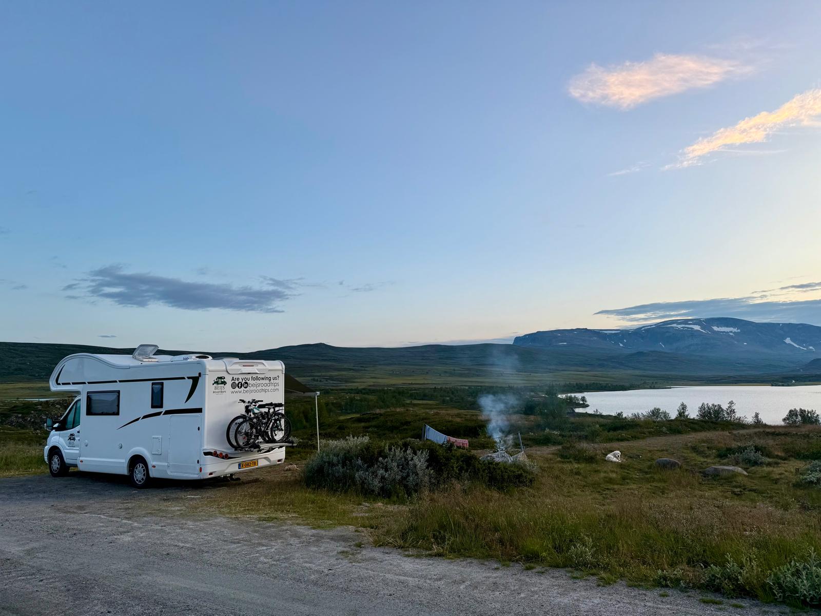 Camper van Beijs Roadtrips met uitzicht op het meer in Noorwegen