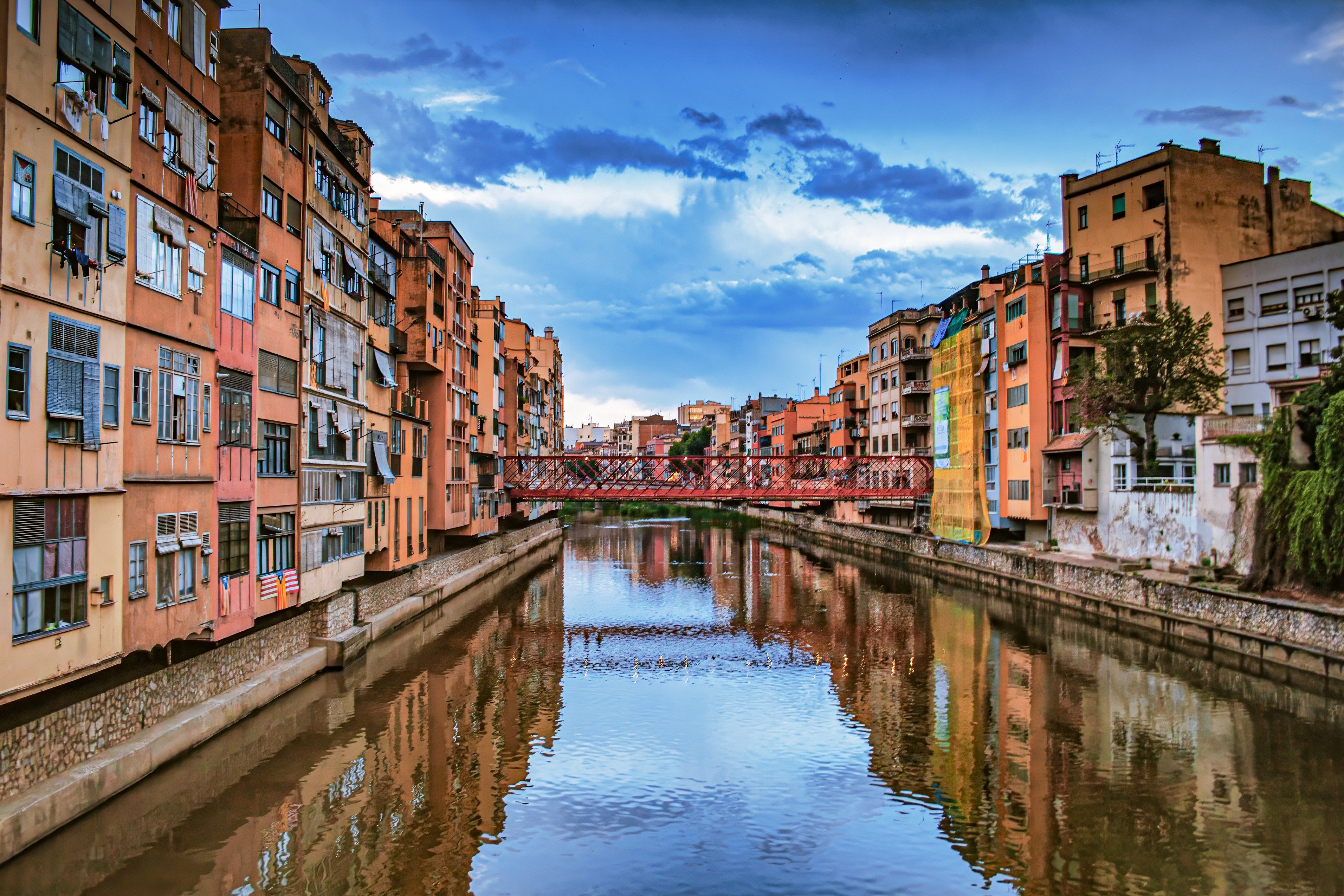 Rivier Girona met gekleurde huizen, Spanje