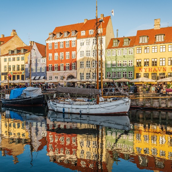 Kleurrijke Nyhaven in Kopenhagen, met gekleurde huizen en boten in het water